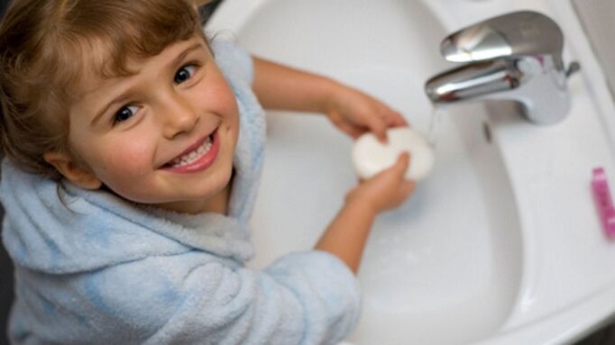 dieťa si umýva ruky mydlom, aby sa zabránilo červom