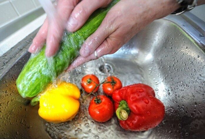 Aby sa zabránilo infekcii parazitmi, je potrebné zeleninu pred jedlom umyť. 