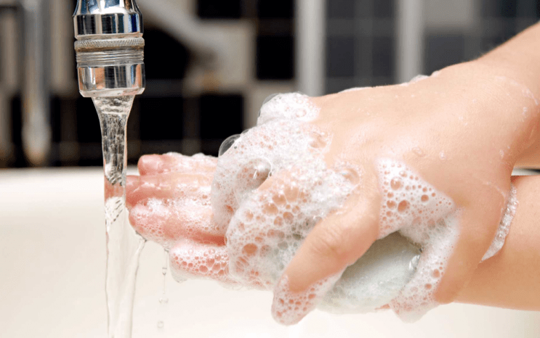 umývanie rúk, aby sa zabránilo červom